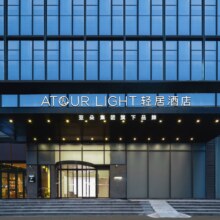 再降价：美团 亚朵轻居 【亚朵旗下轻居酒店】318单晚 全国多店通兑289.43元/晚！券后七晚2026元 可拆分核销 未兑可退