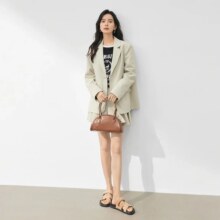 对白 春秋装时髦通勤减龄英伦风质感铆钉装饰女式西装外套109元（有首单礼金，超V会员价格更低）
