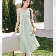 10点：对白 度假风吊带无袖女式连衣裙