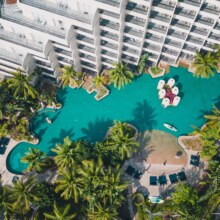 美团 三亚亚龙湾喜来登度假酒店2晚+旅拍+SPA代金券+首日迷你吧一次+颂钵冥想&八段锦+特色喜来茶原价2198元，现价1499元（749元/件，需领券）