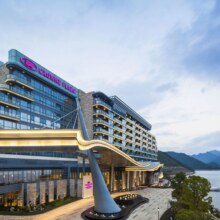 美团 杭州千岛湖皇冠假日酒店1晚+两大一小（小孩限18周岁以下）水电站参观+5.12-6.18入住赠送旅拍1次+岭后越野车现价449元（需领券），原价799元