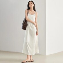 对白 缎面吊带裙 2025秋装松弛感连衣裙气质优雅背心长裙117元（有首单礼金，超V会员价格更低）
