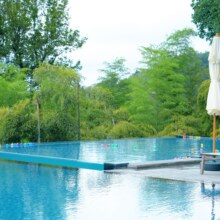 美团 可开车上山丨芦花荡景观房3天2晚+双人门票+双人正餐合281.67元/人，现845元（需领券）原价1465.01元