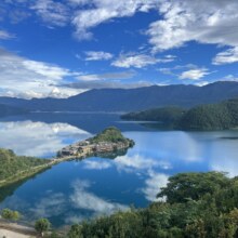 美团 丽江泸沽湖景区-【成人票】门票+丽江往返商务车+环湖游+划船+篝火晚会+里格观景台+全景观景台+餐原价680，现价358元