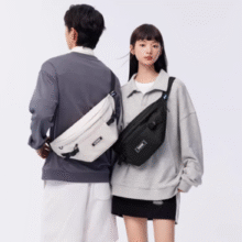 耐磨耐用！Semir 森马 时尚轻便胸包 两色￥28.70 2.9折