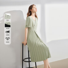 再降价：对白 2025夏季热卖薄荷曼波高级感V领收腰连衣裙女法式优雅百褶长149元（有首单礼金，超V会员价格更低）