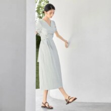 10点：对白 夏装简约肌理感缠绕式绑带设计V领女式短袖长款连衣裙139元（有首单礼金，超V会员价格更低）