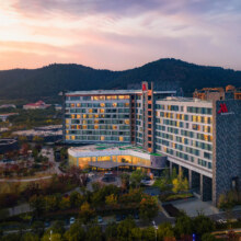 闭眼买：携程　苏州太湖万豪酒店太湖景观大床房2天1晚/早餐 2份/天/双人渔洋山景区门票 1份+亲子骑行 1份+太空转转杯 旋转木马 1份+街机对战 1份现价499元，原价1091元