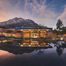美团 泸沽湖英迪格酒店2晚+15公里不限次免費接送+首日欢迎水果1份+首轮迷你吧畅饮1份+房型升级礼遇+双人甜品套餐+山...现价1688元（合844元/件），原价2400元，随时退，过期退