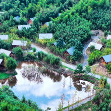 携程　莫干山象月湖国际休闲度假村/马赛独栋大床木屋1晚/景观露台|微波炉|冰箱/手工DIY体验/miniclub室内体验 2选1 /1份 萌宠乐园体验/ 艾米玫瑰园观赏体验 1份 竹林桑拿体验 1份 度假区休闲骑行体验 1份 草坪游戏体验 1份 园区接驳车贴心服务现价499元，原价2089元