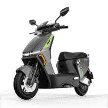 绿源（Luyuan）【新款】电动摩托车S70 成人高速电动车72V26Ah石墨烯数字化电池 超长续航通勤代步外卖智能电摩 皓月银-全新升级4199元 (满3000减500,券后省200)