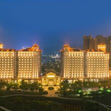 长隆迎海酒店公寓（珠海海洋王国店）1晚+度假区接驳车+三人两天海洋王国门票+首晚三人马戏酒店自助晚餐原价1888元 现仅1418元