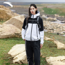 安踏 × 中国国家地理 女款冲锋衣 162516606￥483.10