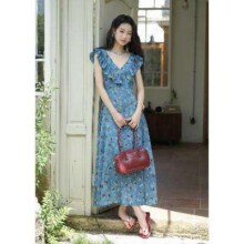 7号20点：谜秀 蓝色碎花V领连衣裙女2025夏季中长款收腰飞飞袖裙子140.2元（超V会员价，有首单礼金价格更低）