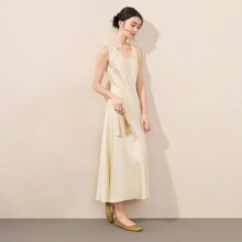 香影 2025秋装新中式背心连衣裙女u领缎感暗花国风无袖裙132元（超V会员价，有首单礼金价格更低）