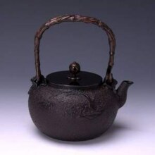 日本原装进口，鶴壽堂 山石小花款纯手工无涂层铸铁茶壶1400mL