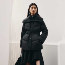 超V、首单：艾莱依 【明星同款】2025时尚翻领双层领羽绒服女短款蓄热鹅绒服女