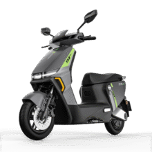 绿源（Luyuan）2025新款电动摩托车S70 成人高速电动车72V26Ah石墨烯数字化电池 超长续航通勤代步外卖智能电摩 皓月银-全新升级3699元（需领券）
