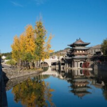 美团 古北水镇古北之光度假酒店1晚+古北水镇景区门票2张+汤泉体验券2张+古北水镇景区不限次摆渡车1份+双人游船/汉服体...原价2299元 现仅1099元，未兑可退！