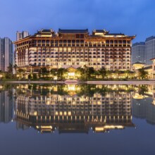 20点：热雪奇迹10城通兑-13家酒店任选1晚含早+双人不限时滑雪票