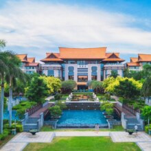 再降价：美团 万丽 三亚海棠湾万丽度假酒店4晚+趣享万丽-欢迎水果+cdf中免海南折扣券及代金券+网红旅拍+亲子活动+游戏天地畅玩30分钟原价7996元 现仅1629元，未兑用可随时退过期退！