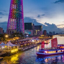 美团 珠江夜游 【2人自由行套餐】广州塔+珠江夜游+酒店一晚+早餐原价1516元 现价669元（人均334.5元）  未兑用可随时退