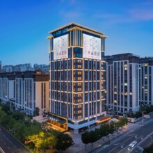 美团 桔子水晶 华住酒店 精选服务水晶品牌618元2晚多店可拆分通兑现558元/两晚，仅279元/晚！券后5单2790元十晚 可拆分核销 未兑可退