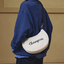 限移动端：Champion 2025秋冬月牙包女格纹斜挎包男通勤腋下包134.1元