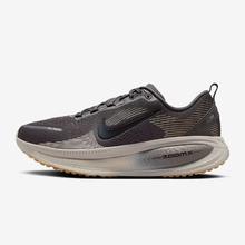 NIKE 耐克 VOMERO 18 男款跑步鞋 HM6803-215