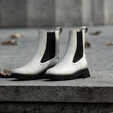 Clarks 其乐 潮思系列女鞋经典复古英伦风粗跟切尔西靴中筒短靴 白色 261747114 38