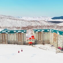 美团 亚布力亚布洛尼假日酒店1晚+2大赠1小滑雪门票含缆车魔毯+2大赠1小滑雪套餐含雪板雪鞋雪杖