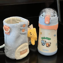 THERMOS 膳魔师 儿童锈钢保温吸管杯耐磨防摔可斜跨 侏罗纪 320ml（带毛绒杯套）