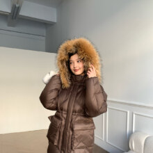 周淼 高克重白鹅绒真貉子毛领 冬厚实保暖长款女式羽绒服 可脱卸帽