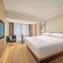 美团 万枫酒店 深圳大梅沙 1晚住宿 带早餐 +2人无边泳池游泳体验